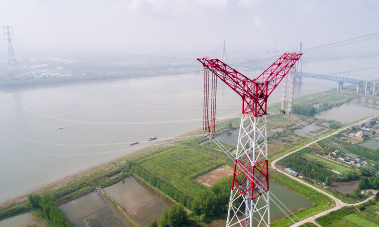 这是导线展放后的昌古特高压长江大跨越工程北岸跨越塔（无人机拍摄）。