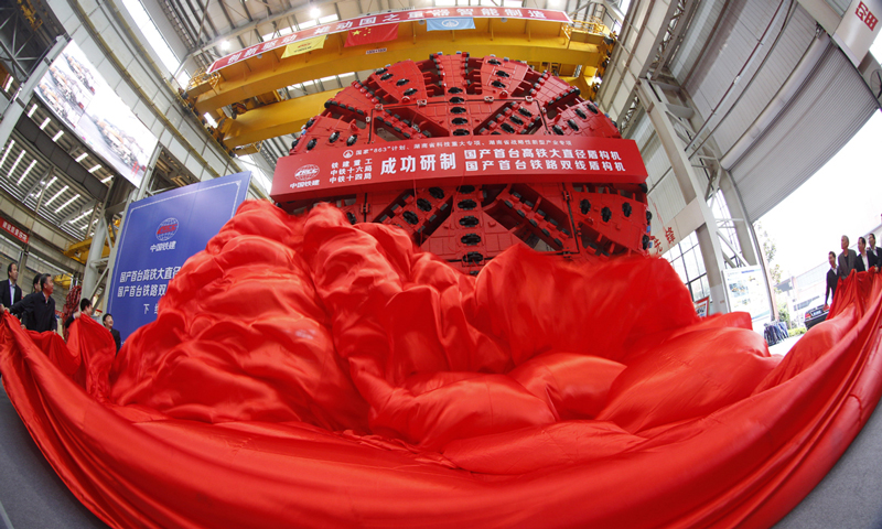 中国铁建重工集团自主研制的国产首台铁路双线超大直径泥水平衡盾构机。