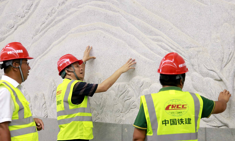 中国铁建十八局集团博鳌通道项目部技术人员在现场精心施工。（伍振 摄）