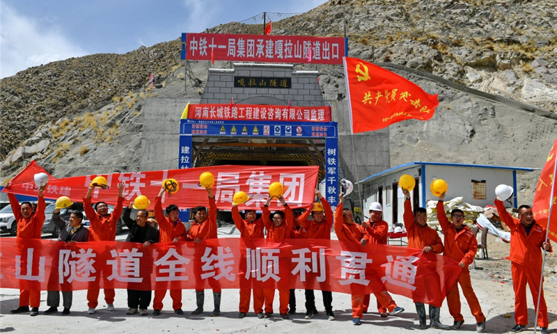 4月7日，中铁十一局施工人员庆祝嘎拉山隧道工程贯通。（新华社记者 张汝锋 摄）