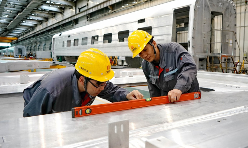 中车唐山机车车辆有限公司的工人在动车组生产线上工作。（新华社记者 杨世尧 摄）