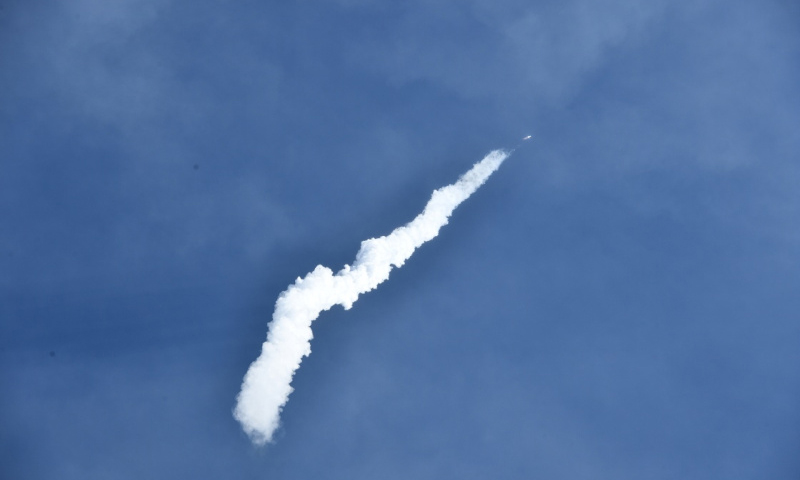 2月2日15时51分，我国在酒泉卫星发射中心用长征二号丁运载火箭成功将电磁监测试验卫星“张衡一号”发射升空，进入预定轨道。这标志我国成为世界上少数拥有在轨运行高精度地球物理场探测卫星的国家之一。新华社发（汪江波 摄）