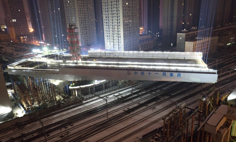 武汉市常青路主线转体桥转体过程中。（新华社记者 杜华举 摄）