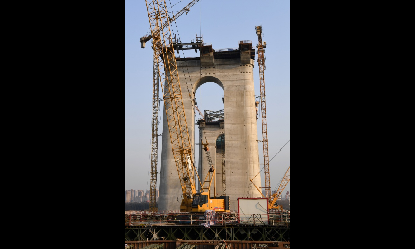 2018年1月30日拍摄的河南三门峡黄河公铁两用特大桥施工工地。（新华社记者 朱祥 摄）