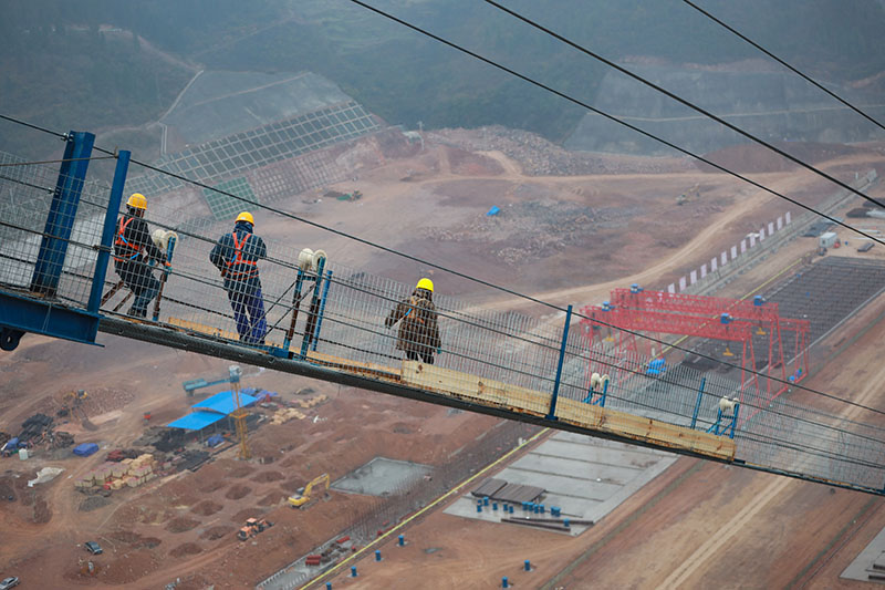图为1月5日，建设者们在开州湖特大桥建设工地进行主缆索股架设。（新华社记者 刘续 摄）