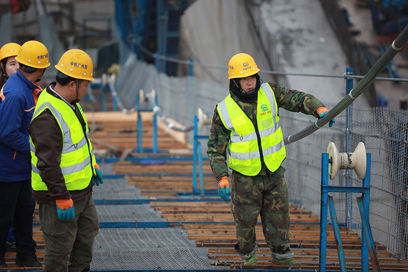 图为1月5日，建设者们在开州湖特大桥建设工地进行主缆索股架设。（新华社记者 刘续 摄）