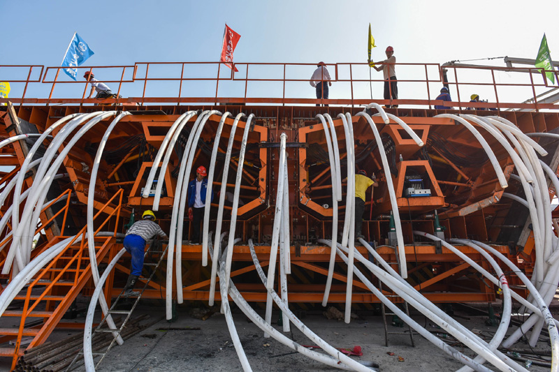 图为2月2日，施工人员在中铁大桥局深中通道项目智慧梁场进行首榀60米混凝土箱梁浇筑。（新华社记者 刘大伟 摄）