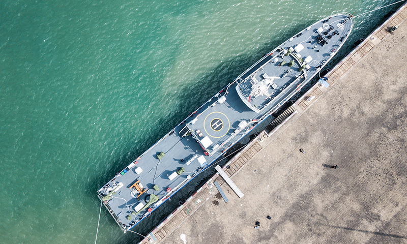 图为2月3日，停泊在海口秀英港的海底电缆综合运维船“南电监查01”。（新华社记者 蒲晓旭 摄）