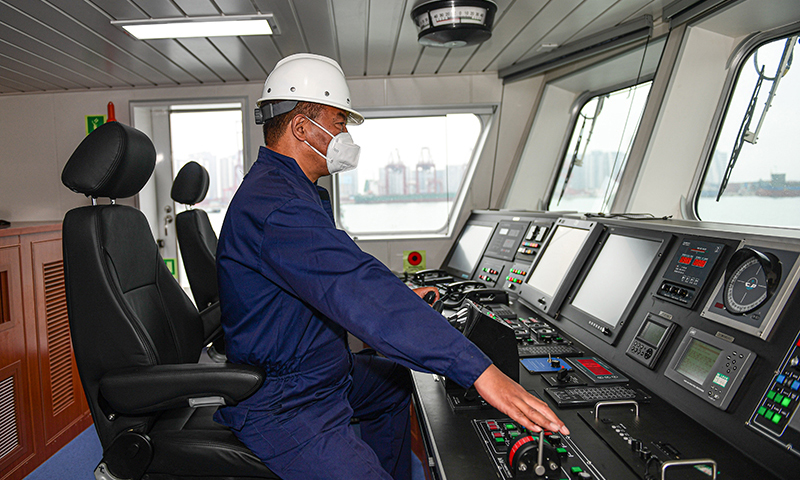 图为2月3日，工作人员在海底电缆综合运维船“南电监查01”驾驶舱内作业。（新华社记者 蒲晓旭 摄）