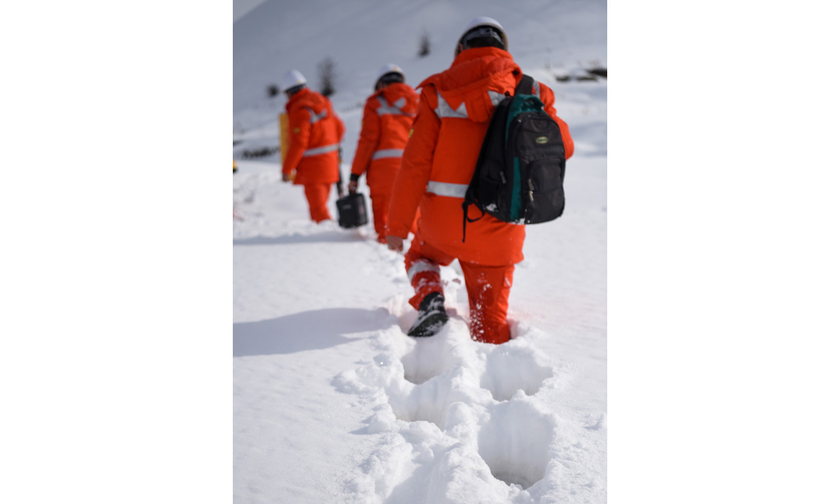 图为2月4日，在西气东输二线果子沟段，管道巡护人员在雪中艰难行走，积雪已没过膝盖。（新华社记者 丁磊 摄）