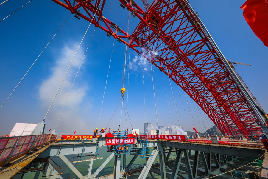 据悉，明珠湾大桥主桥合龙后，将进入桥面板安装等桥面系施工阶段，计划今年7月1日实现通车。图为施工现场。
