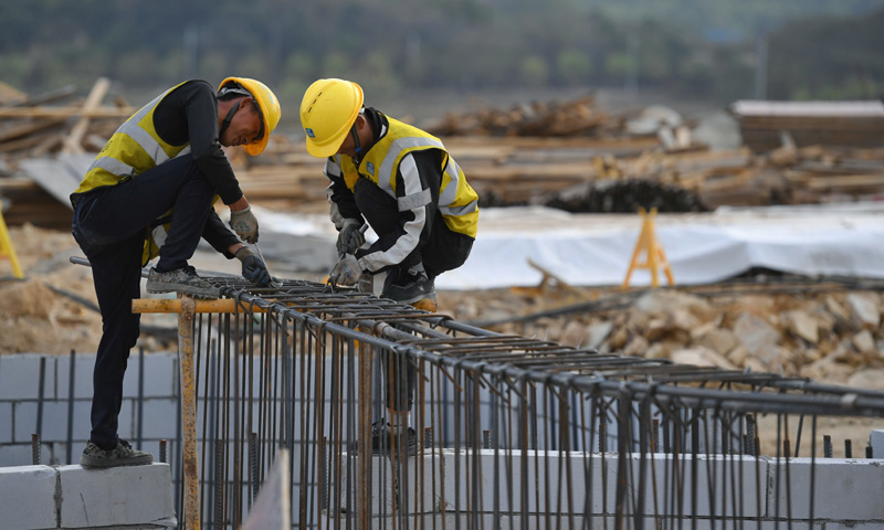 图为2月8日，施工人员在汕尾理工学院一期项目工地施工。（新华社记者 毛思倩 摄）