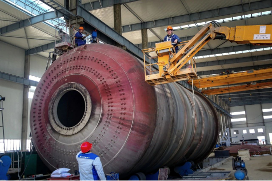 图为近日，工作人员在湖南高新创投集团重点产业直投项目中创股份钣金厂加班加点，完成热压罐总装焊接。