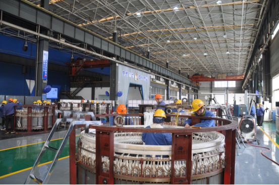图为2月18日，在湖南湘电动力有限公司生产车间，工作人员全力以赴进行半直驱永磁风力发电机生产制造。