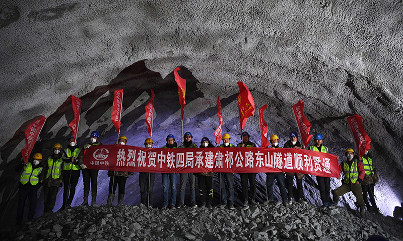 图为3月2日，中铁四局的施工人员庆祝国道213线东山隧道贯通。（新华社记者 陈斌 摄）