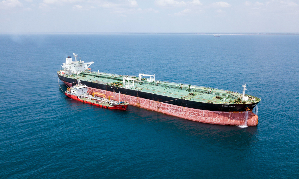 近日，中国石化燃料油公司在斯里兰卡打通船用燃料油供应全流程，顺利完成首单1500吨低硫船燃供应任务，实现在南亚船加油市场的首单突破，开斯里兰卡汉班托塔港低硫船燃供应先河，对于中国石化进一步参与“一带一路”建设、服务当地经济发展具有重要意义。图为在汉班托塔港锚地，中国石化燃料油公司加油驳船为停泊于此的苏伊士汉斯号大型油轮加注燃料油。