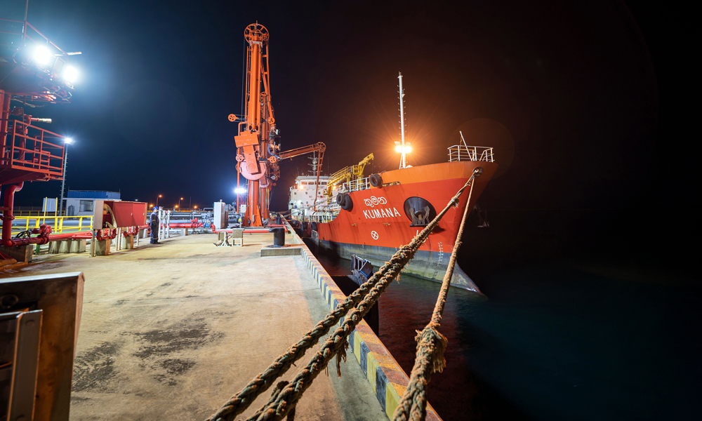 图为中国石化燃料油公司停留在斯里兰卡汉班托塔港的加油驳船。