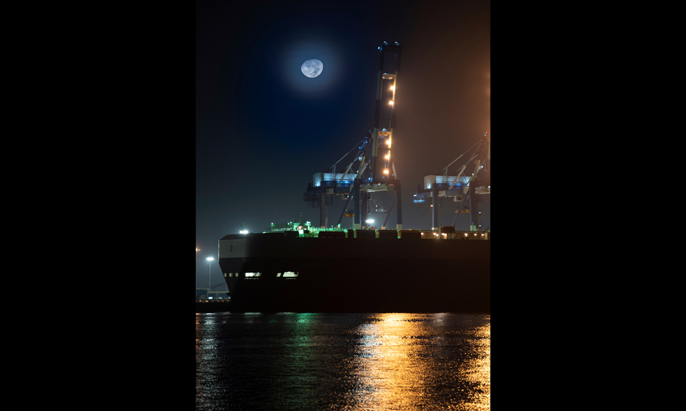 图为中国石化燃料油公司停留在斯里兰卡汉班托塔港的加油驳船。