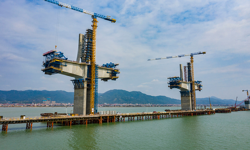 图为3月10日，新建福厦铁路湄洲湾跨海大桥主塔施工现场。新华社发（金伟 摄）