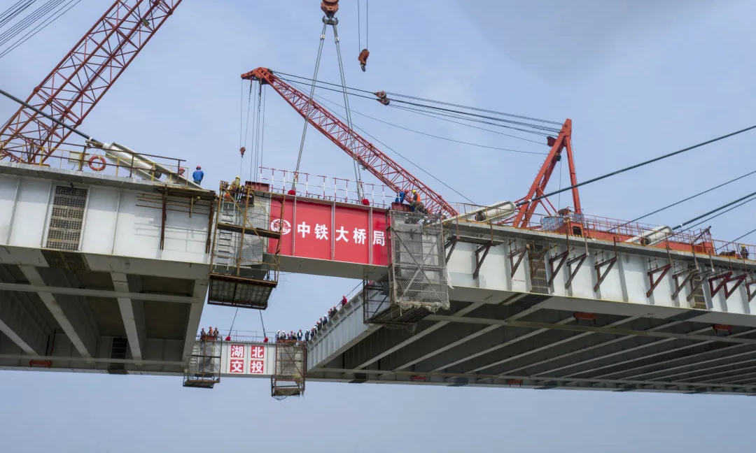 大桥建设过程中，中国中铁宝桥承担了约2.2万吨钢主梁和钢锚梁制造架设任务，采用扬州+武汉两地制作、赤壁桥位安装的三地施工模式。图为钢梁吊装。