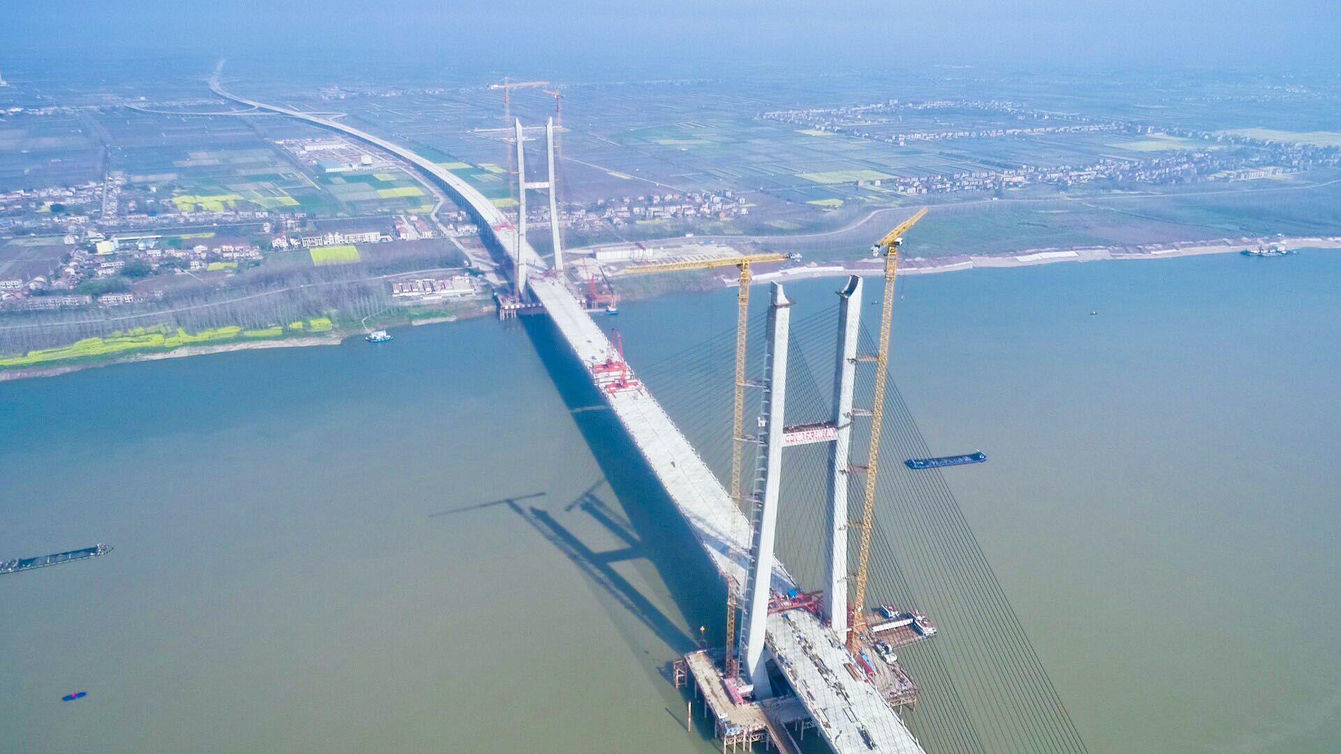 赤壁长江公路大桥连接洪湖市和赤壁市，主桥长1380米，全线采用双向六车道一级公路标准建设，设计时速100公里。