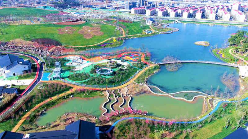 3月22日，中国化学工程十四公司承建的南京桃湖公园比计划工期提前6个月开园。桃湖公园位于传统重工业基地——南京江北新区，总占地面积约40.7万平方米。