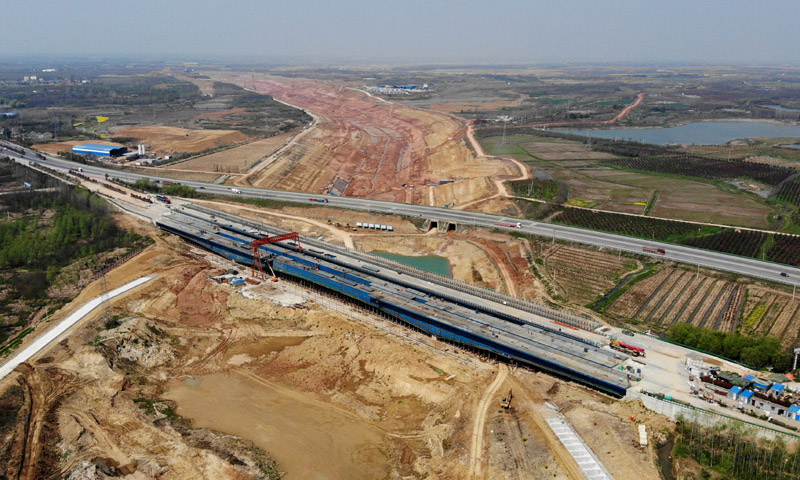 图为3月25日拍摄的引江济淮工程G312合六叶公路桥项目施工现场（无人机照片）。