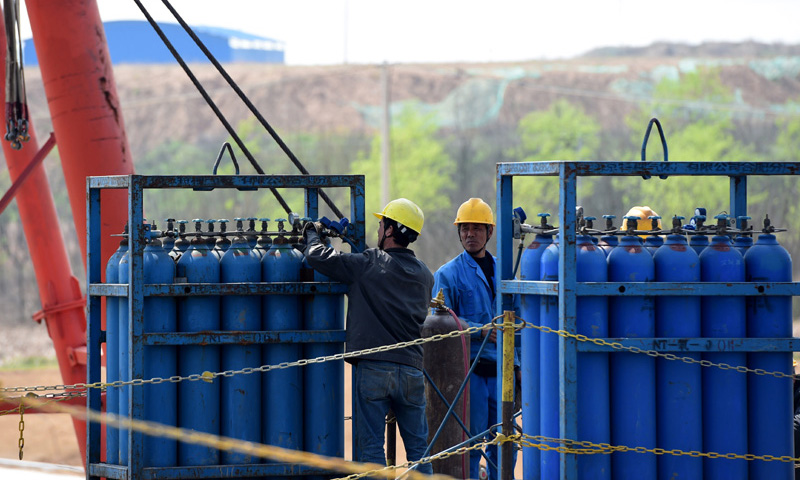 图为3月25日，施工人员在引江济淮工程G312合六叶公路桥项目施工现场作业。