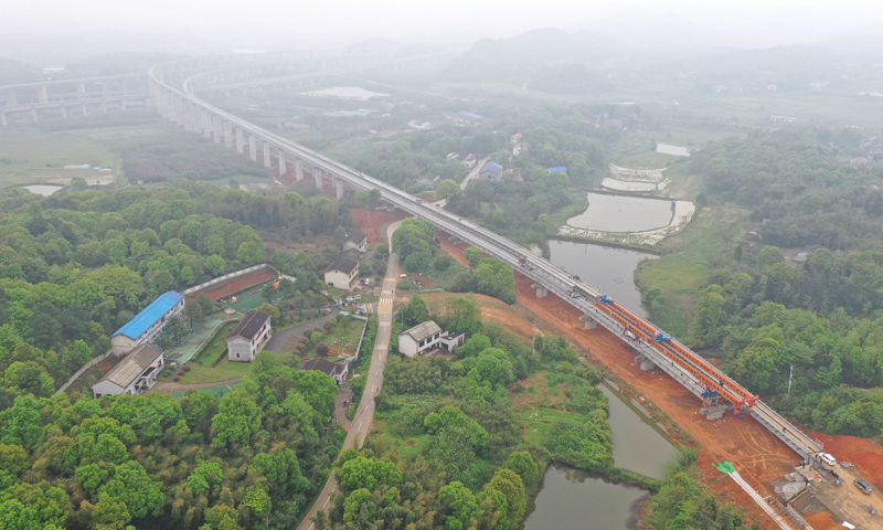 图为4月5日拍摄的常益长铁路6标动走左线特大桥T梁架设现场。（新华社记者 赵众志 摄）