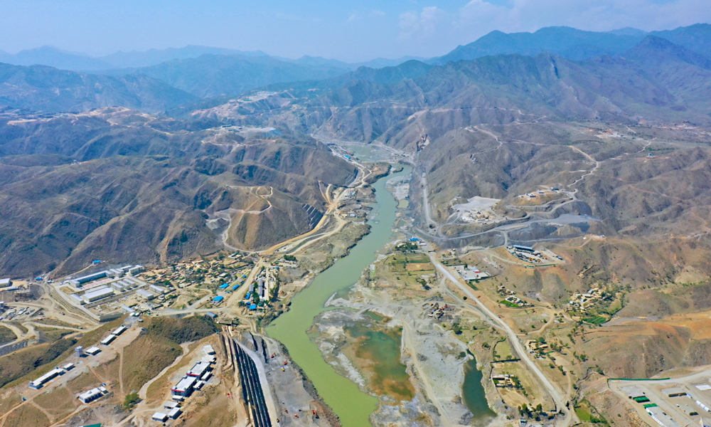 图为北京时间4月22日17点10分，在葛洲坝集团国际工程有限公司总承包建设的巴基斯坦莫赫曼德水电站项目部现场，大型国际水电项目正如火如荼地建设中。（蔡晓纬 摄）