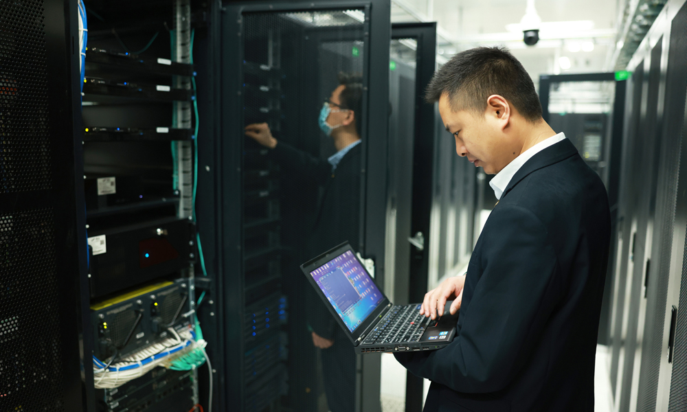 4月22日10时，在中国能建总部数据机房，葛洲坝通信公司北京能建运维项目部正在进行数据机房巡检工作。（万午笛 摄）