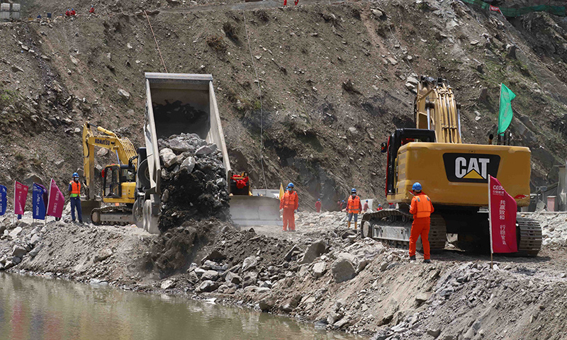 图为4月30日，工人在巴基斯坦曼塞赫拉的苏吉吉纳里水电站施工现场进行大坝二期截流作业。（新华社记者 邓凯尹 摄）