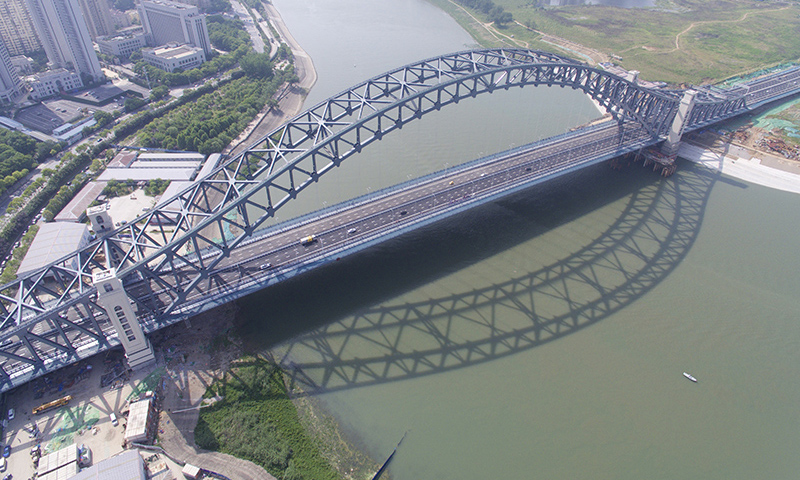5月1日，由中国中铁大桥院设计、中国中铁大桥局承建的汉江湾桥建成通车。“桥都”武汉再通一座新桥。汉江湾桥主桥长672米，主跨408米，桥面宽度达47米，是目前汉江上最宽的桥梁。图为当日拍摄的武汉汉江湾桥。新华社发（李翔 摄）