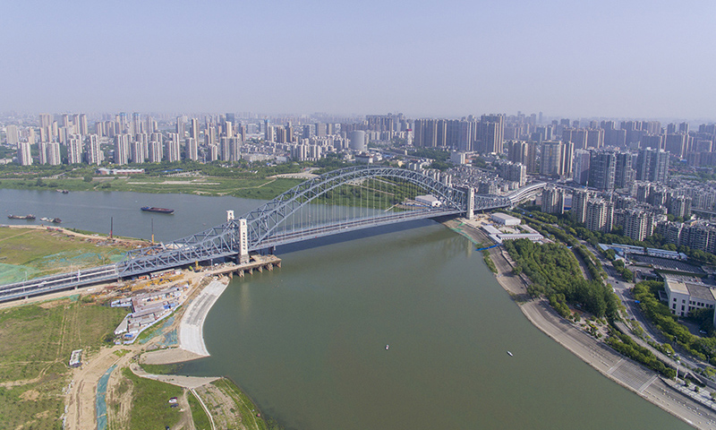 图为5月1日拍摄的武汉汉江湾桥。新华社发（李翔 摄）