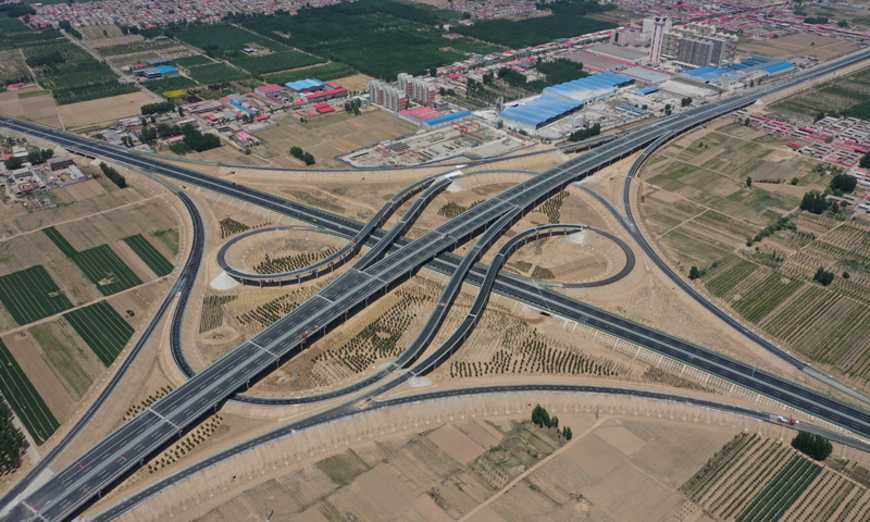 京德高速（一期工程）是雄安新区对外骨干路网重要组成部分，全长87.256公里，于2019年11月开工建设。图为5月10日拍摄的京德高速（一期工程）跨津石高速枢纽。（新华社记者 朱旭东 摄）