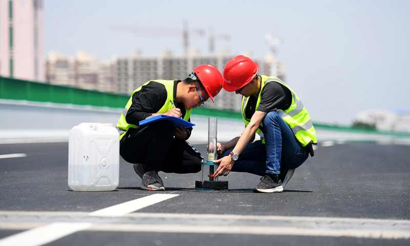 图为5月10日，中建路桥集团工人在京德高速（一期工程）ZT11标段进行路检作业。（新华社记者 朱旭东 摄）