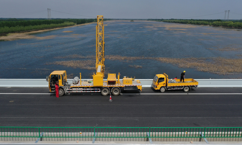 图为5月10日，中建路桥集团工人在京德高速（一期工程）ZT7标段进行桥检作业。（新华社记者 朱旭东 摄）
