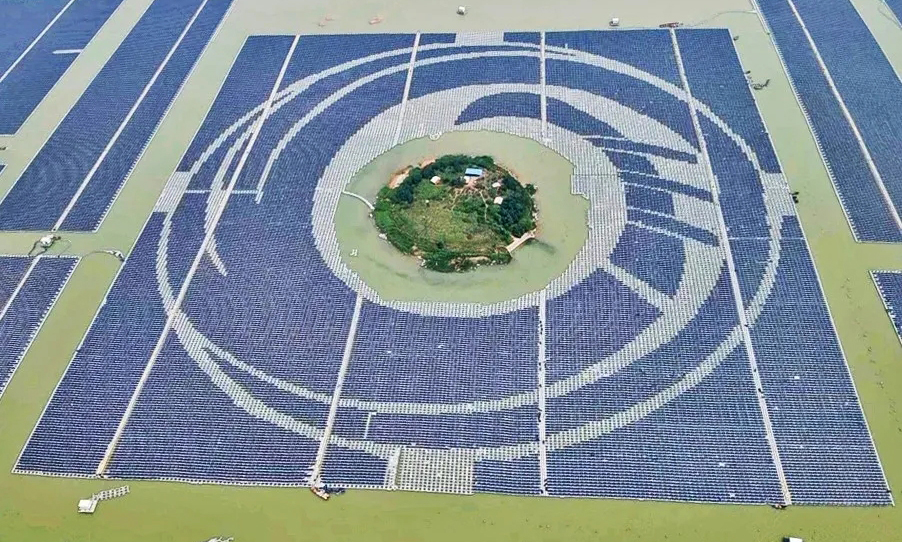 德州丁庄水库200兆瓦光伏发电项目设计采用目前世界上最大的标准方阵——4兆瓦和8兆瓦方阵。设计过程中，中国能建山西院遵循“去工业化”的设计要求，融合德州本土“太阳鸟”图腾，并结合项目用地范围内“湖心岛”的地形特点，颇具匠心地设计出太阳鸟超大方阵，兼具工程效益与艺术观赏性。