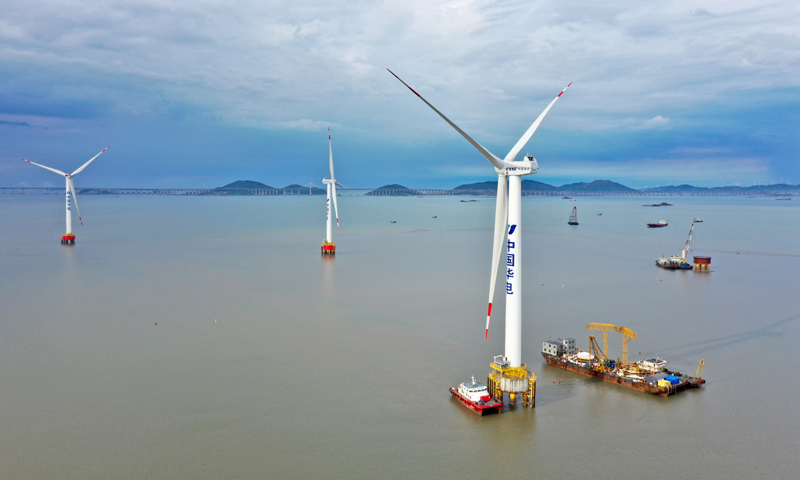 图为5月28日拍摄的华电福清海坛海峡海上风电项目首台海上风电主控系统国产化机组（右）。（新华社记者 姜克红 摄）