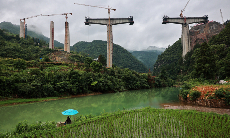 图为6月11日拍摄的位于贵州省贵定县的桐子园双线特大桥施工现场。（新华社记者 刘续 摄）