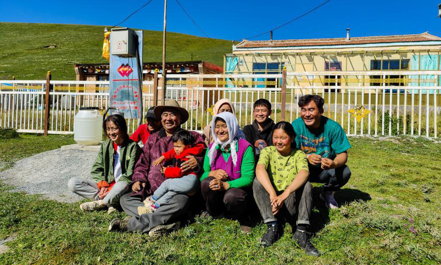 电机井建好后，藏族牧民索乃加从此不再需要翻山越岭远距离取水，也不再与畜共用露天水源了，在家门口一摁开关，百米地下的清水就到眼前。图为一家人开心地在电机井前合影。