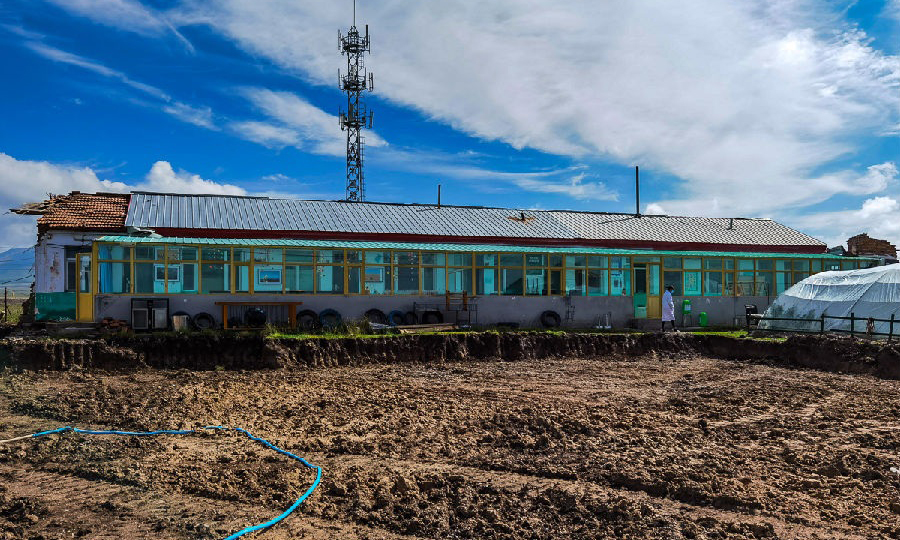 图为贡公麻村幼儿园援建前旧貌全景。