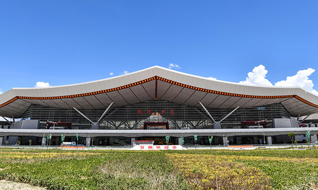 6月30日，由中建八局承建的拉萨贡嘎国际机场T3航站楼非民航专业工程通过竣工验收。据介绍，拉萨贡嘎机场改扩建工程是西藏自治区“十三五”重点项目，工程完成后，将实现2025年机场旅客吞吐量900万人次、货邮吞吐量8万吨的目标。图为拉萨贡嘎国际机场T3航站楼外景。（新华社记者 晋美多吉 摄）