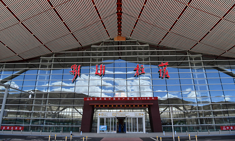 图为6月30日拍摄的拉萨贡嘎国际机场T3航站楼入口。（新华社记者 晋美多吉 摄）