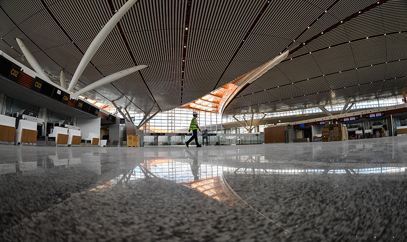 图为6月30日拍摄的拉萨贡嘎国际机场T3航站楼内部一角。（新华社记者 晋美多吉 摄）