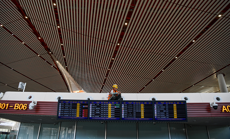 图为6月30日，施工人员在拉萨贡嘎国际机场T3航站楼内调试设备。（新华社记者 晋美多吉 摄）