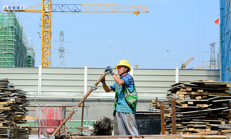 图为7月3日，中铁十二局的工人在雄安新区容西片区建设现场施工。（新华社记者 金皓原 摄）