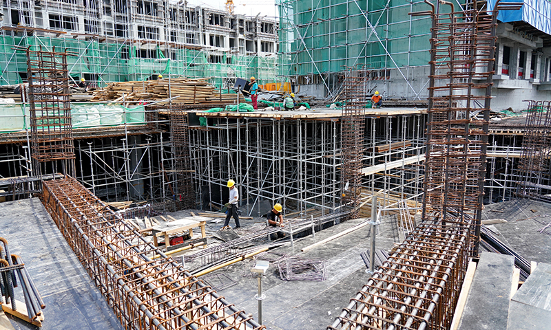 图为7月3日，中铁十二局的工人在雄安新区容西片区建设现场施工。（新华社记者 牟宇 摄）