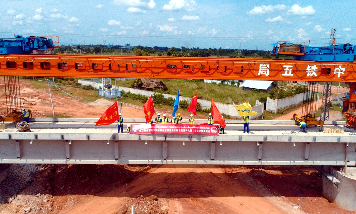 逢通特大桥位于老挝首都万象市，桥长7528.56米，共计227跨桥梁，是中老铁路最长桥梁，该桥梁运输、架设安全管理难度大，是标段重点控制性工程。