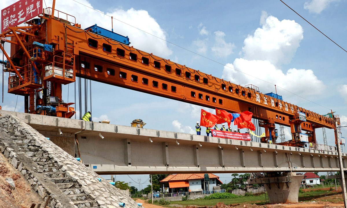 中老铁路是“一带一路”倡议提出后，首条以中方为主投资建设、全线采用中国技术标准、使用中国设备并与中国铁路网直接联通的国际铁路。中老铁路在建设过程中聘用大量老挝当地工人，培养了很多老挝籍工程管理人才、技术工人，这条“走出去”的中国铁路，不但带去了中国标准、中国速度，还传递着充满友爱与诚意的中国温度。